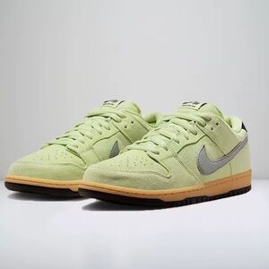 Nike Athletic Shoes in Light Green and Silver